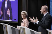 O presidente do Conselho Europeu, Charles Michel, à direita, e a presidente da Comissão Europeia, Ursula von der Leyen, discursam numa conferência de imprensa durante uma cimeira da UE em Bruxelas, 21 de março de 2024