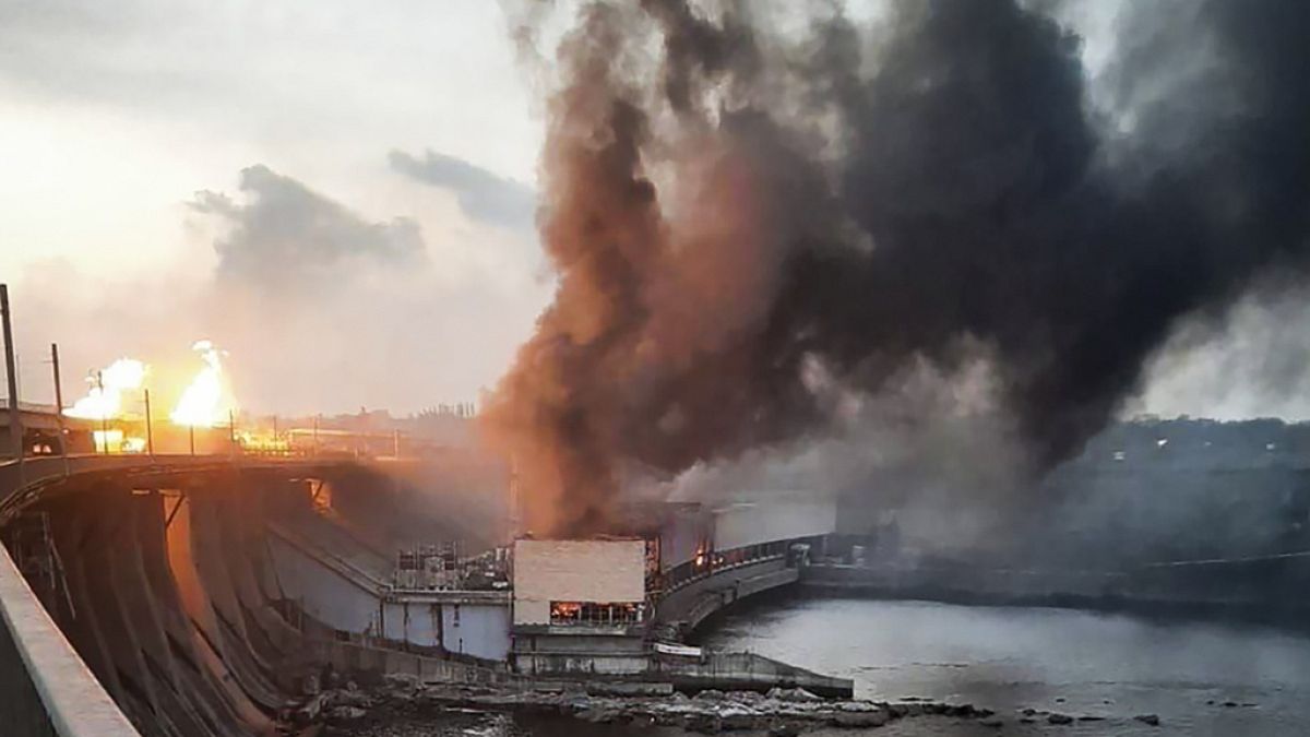 Imagen de la central hidroeléctrica de Dnipró, Ucrania, tras los ataques perpetrados por tropas de Rusia con misiles y drones, el viernes 22 de marzo de 2024.