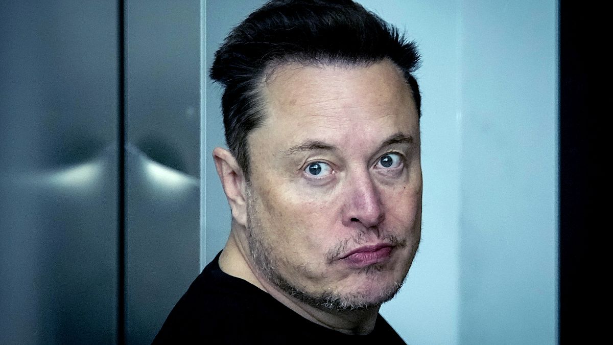 El consejero delegado de Tesla, Elon Musk, abandona la Gigafábrica de Tesla para coches eléctricos tras una visita en Gruenheide, cerca de Berlín, Alemania, el miércoles 13 de marzo de 2024.