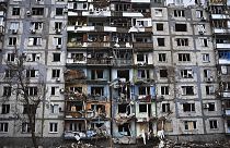 Vista de los daños tras el ataque aéreo ruso contra un edificio residencial, en Zaporiyia, Ucrania, el viernes 22 de marzo de 2024.