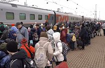 Imagen de un grupo de niños llegados de localidades rusas cercanas a la frontera con Ucrania, que se disponen a subir a un tren en Bélgorod, para ser evacuados a Penza.