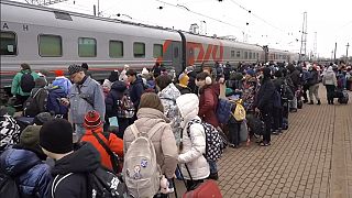 Gyerekek készülnek felszállni a vonatra Belgorodban
