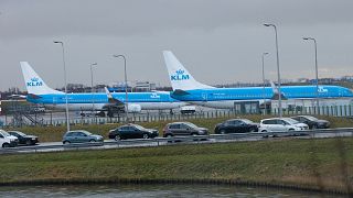 KLM-ovi zrakoplovi sjedaju u zračnu luku Schiphol u blizini Amsterdama, Nizozemska.