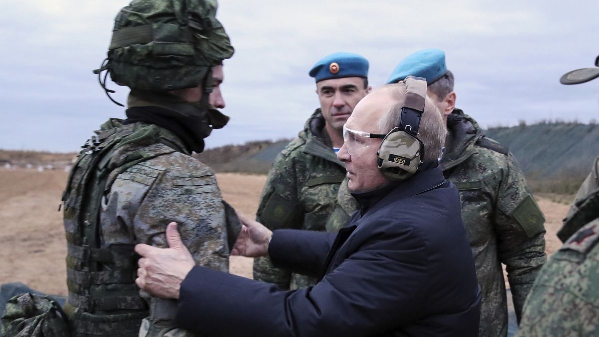 Illusztráció: Putyin katonák között egy orosz bázison