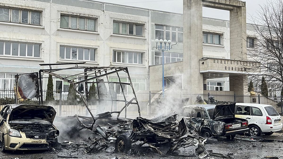 سيارات تضررت جراء القصف الأوكراني في بيلغورود، روسيا، 16 مارس/آذار 2024.