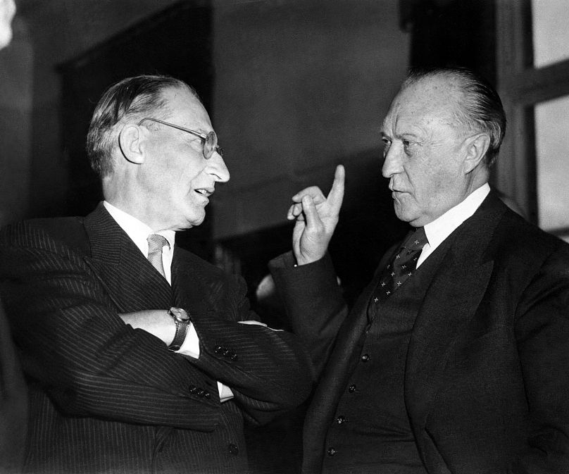Die Gründungsväter Alcide De Gasperi (l.) und Konrad Adenauer (r.) vor Beginn der Sitzung des Schuman-Pools für Kohle und Stahl in Luxemburg, 8. September 1952.