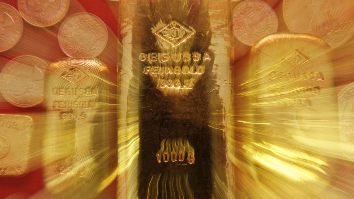 Gold passes €2000 an ounce level: What's the continuing allure? thumbnail
