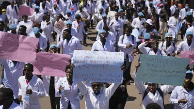 أطباء يحتجون في وسط مدينة نيروبي، كينيا