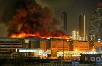 شوهد حريق هائل فوق قاعة مدينة كروكوس على الطرف الغربي لموسكو، روسيا، الجمعة 22 مارس 2024