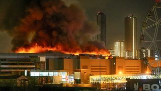 شوهد حريق هائل فوق قاعة مدينة كروكوس على الطرف الغربي لموسكو، روسيا، الجمعة 22 مارس 2024