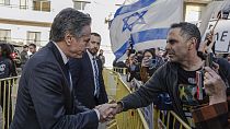 US-Außenminister Antony Blinken schüttelt vor dem Kempinski-Hotel in Tel Aviv einem Demonstranten die Hand. Tel Aviv, 22. März 2024
