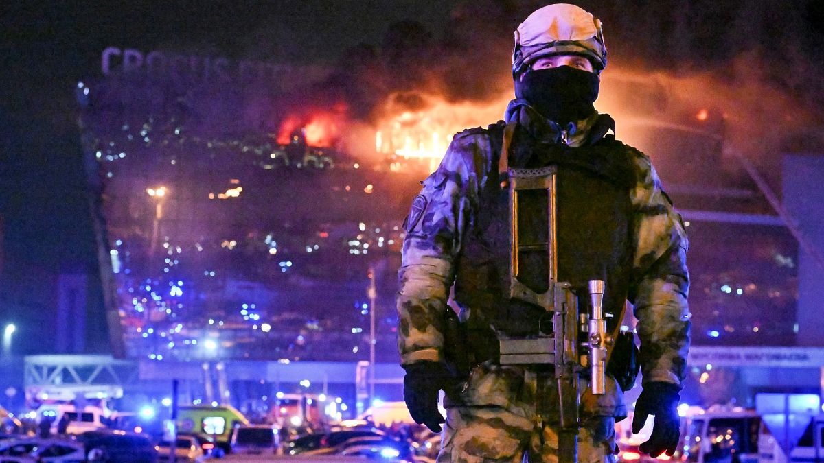 Un militaire russe sécurise une zone alors qu'un gigantesque incendie s'est déclaré au-dessus du Crocus City Hall, à l'ouest de Moscou, Russie, vendredi 22 mars 2024.
