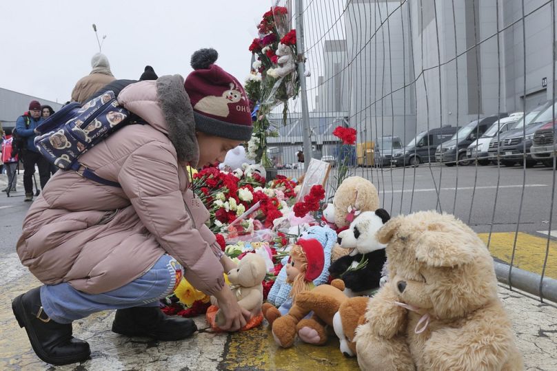 Virágokkal és plüssz mackókkal emlékeznek az ádozatokra Moszkvában