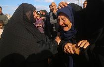 فلسطينيون يشيعون جنازة أقاربهم الذين قتلوا في القصف الإسرائيلي على قطاع غزة، في خان يونس، الجمعة، 22 مارس/آذار 2024