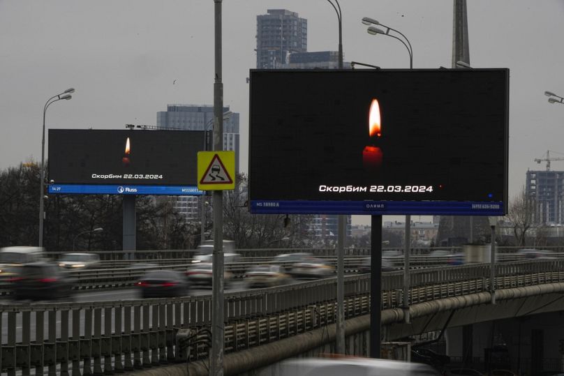 Az orosz nagyvárosokban kivetítőkre tették fel a "gyászolunk" feliratot