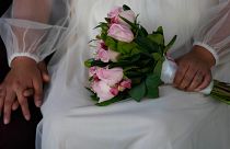 عروس تحمل باقة زهور خلال حفل زفاف جماعي في مكسيكو سيتي، الجمعة 22 مارس/آذار 2024