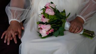 عروس تحمل باقة زهور خلال حفل زفاف جماعي في مكسيكو سيتي، الجمعة 22 مارس/آذار 2024