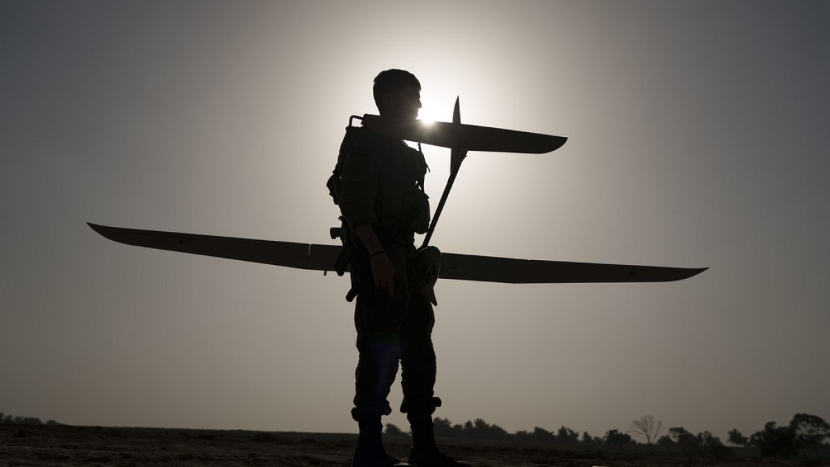 Un soldato israeliano prepara un drone da lanciare vicino al confine tra Israele e Gaza, nel sud di Israele, martedì 9 gennaio 2024. 