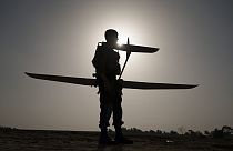 Un soldat israélien prépare le lancement d'un drone près de la frontière entre Israël et Gaza, dans le sud d'Israël, mardi 9 janvier 2024. 