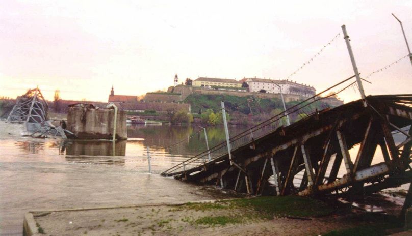 Az egyik lebombázott híd, amely Újvidéket és a szemközti Péterváradot kötötte össze 1999. április 1-jéig