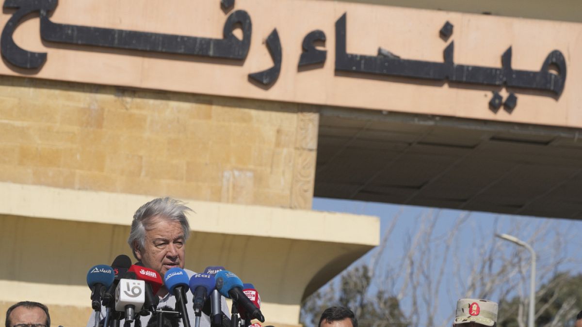 El Secretario General de las Naciones Unidas, Antonio Guterres, habla tras su visita al paso fronterizo de Rafah, entre Egipto y la Franja de Gaza,