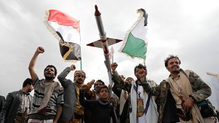 مظاهرة في صنعاء تندد بالضربات الأمريكية البريطانية على اليمن