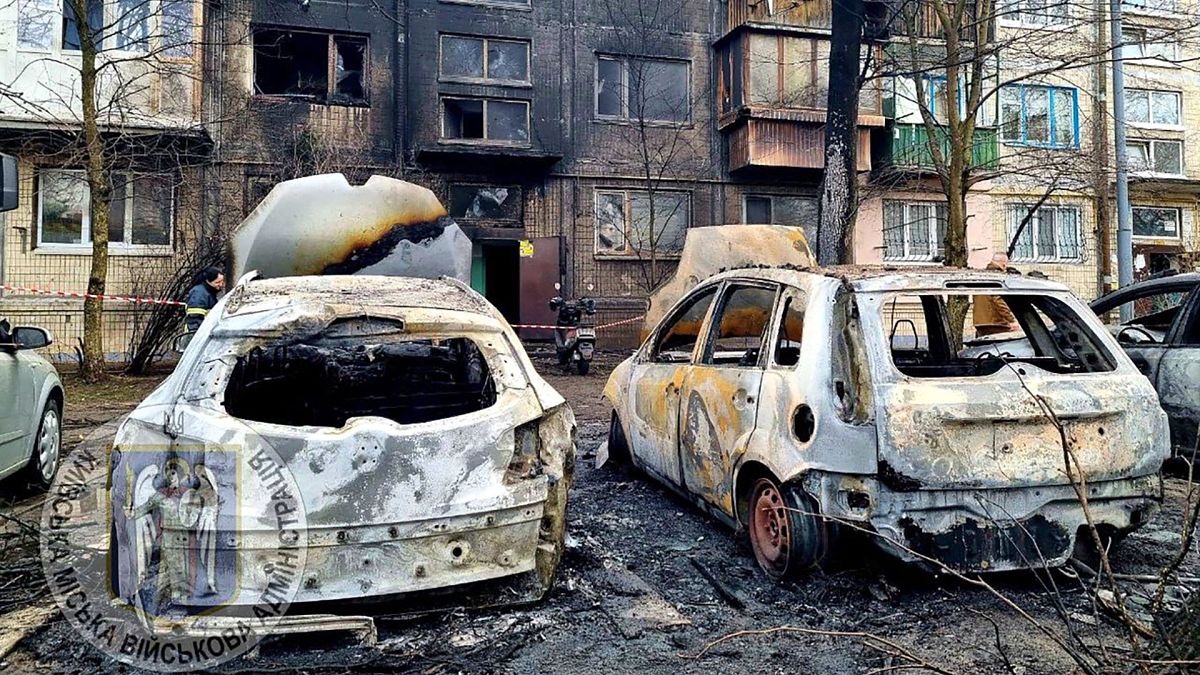 در این عکس که توسط سرجیو پوپکو، رئیس اداره نظامی کی‌یف منتشر شده است، خودروهای سوخته پس از حملات روسیه در کیف اوکراین دیده می‌شود.