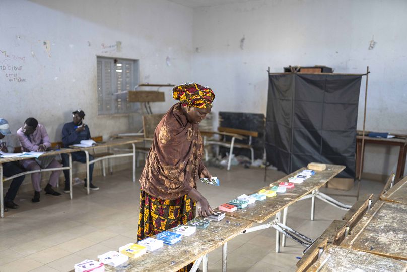 امرأة سنغالية في مركز للاقتراع في داكار