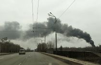 Füst száll fel az egyik pénteki orosz rakétatámadás helyszínén