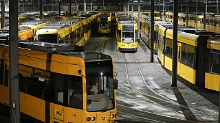 Almanya'da bir hangarda bekleyen tramvaylar