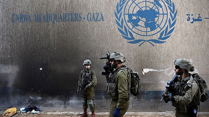 Izraeli katonák az UNWRA gázai központja előtt