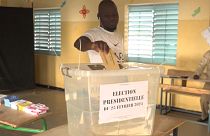 Un citoyen sénégalais vote pour la présidentielle, dimanche 24 mars 2024.