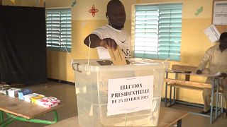Un citoyen sénégalais vote pour la présidentielle, dimanche 24 mars 2024.