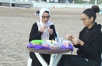فتاتان تتناولان الإفطار على أحد شواطئ المغرب في شهر رمضان، آذار / مارس 2024