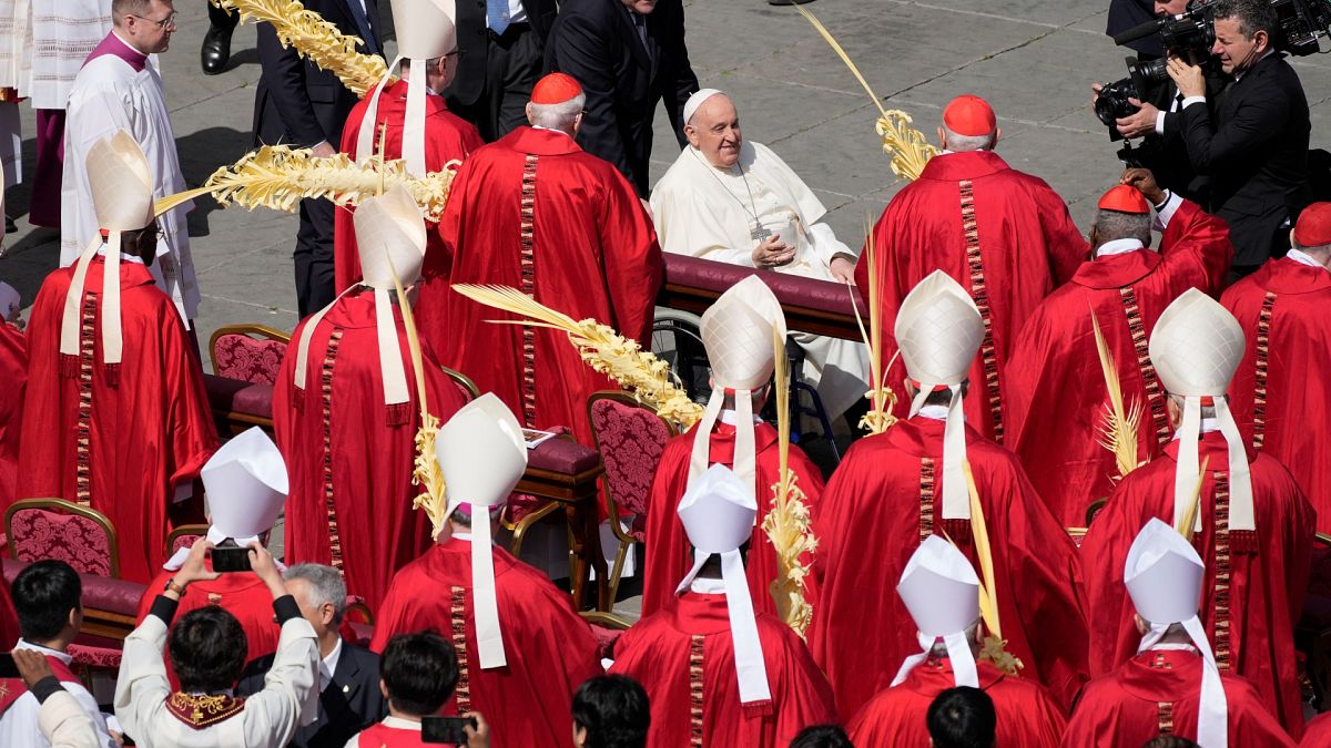 Папа римский от служил мессу в Ватикане по случаю праздника Вербного (Пальмового) воскресенья