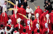 El Papa Francisco se marcha tras oficiar la misa del Domingo de Ramos en la plaza de San Pedro del Vaticano este domingo, 24 de marzo de 2024