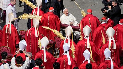 El Papa Francisco se marcha tras oficiar la misa del Domingo de Ramos en la plaza de San Pedro del Vaticano este domingo, 24 de marzo de 2024