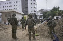 جنود إسرائيليون أمام مستشفى الشفاء