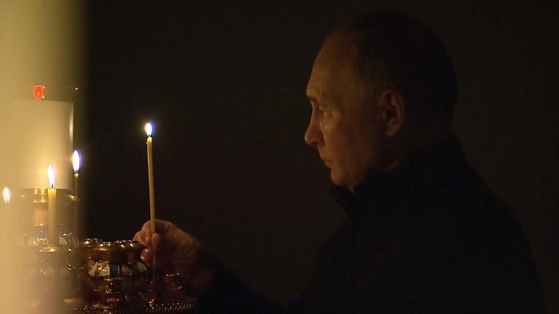 Putin zündete eine Kerze für die Opfer des Terroranschlags in einer Kirche an.
