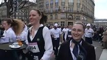 Camerieri durante la corsa di Parigi