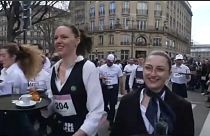 Camerieri durante la corsa di Parigi