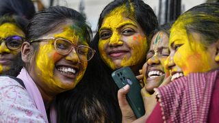 نساء يحتفلن بعيد هولي في كالكوتا الهندية