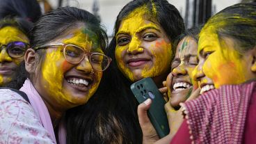 نساء يحتفلن بعيد هولي في كالكوتا الهندية