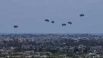 De l'aide humanitaire est parachutée à Gaza, dimanche 24 mars 2024.