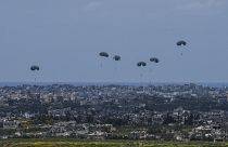 De l'aide humanitaire est parachutée à Gaza, dimanche 24 mars 2024.