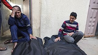 Palästinenser trauern um Angehörige, die bei den israelischen Bombardierungen getötet wurden, vor der Leichenhalle des Al-Aqsa-Krankenhauses, 25. März 2024.