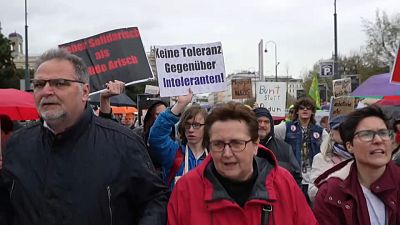 Des habitants de Vienne ont marché ce samedi contre le FPÖ. 