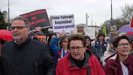 Imagen de varias personas que se manifiestan en contra del ultraderechista partido político FPÖ, en Viena, Austria.