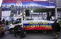 Un camioncino con una bandiera russa davanti all'ex quartier generale dell'esercito serbo a Belgrado