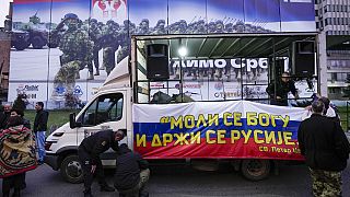 Un camioncino con una bandiera russa davanti all'ex quartier generale dell'esercito serbo a Belgrado